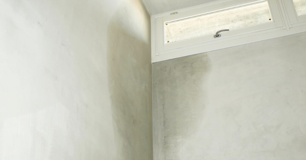 Taches foncées sur mur blanc intérieur